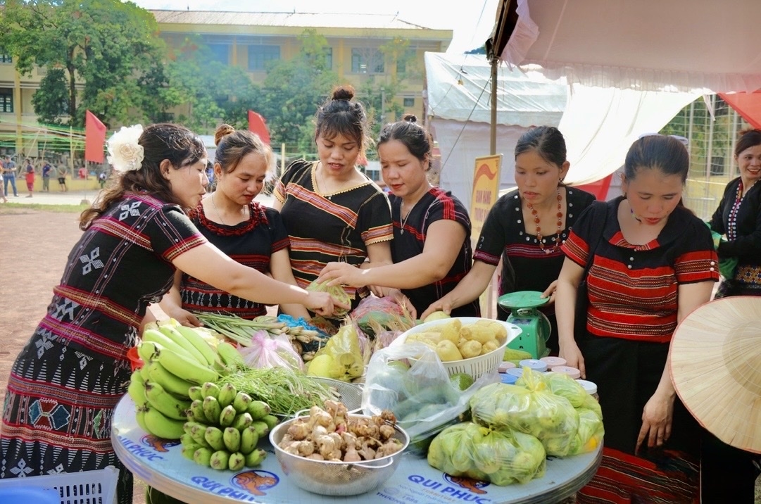  Lễ hội Ariêu Piing là dịp để đồng bào Tà Ôi giới thiệu các sản vật nương rẫy, quảng bá bản sắc văn hóa và ẩm thực truyền thống đến người dân, du khách