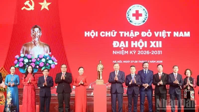 Tổng Bí thư, Chủ tịch nước Tô Lâm trao bức tượng Chủ tịch Hồ Chí Minh tặng Hội Chữ thập đỏ Việt Nam. (Ảnh: ĐĂNG KHOA)
