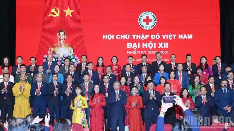Tổng Bí thư, Chủ tịch nước Tô Lâm cùng các đại biểu chụp ảnh chung với Ban Chấp hành Trung ương Hội Chữ thập đỏ Việt Nam khóa XII. (Ảnh: ĐĂNG KHOA)