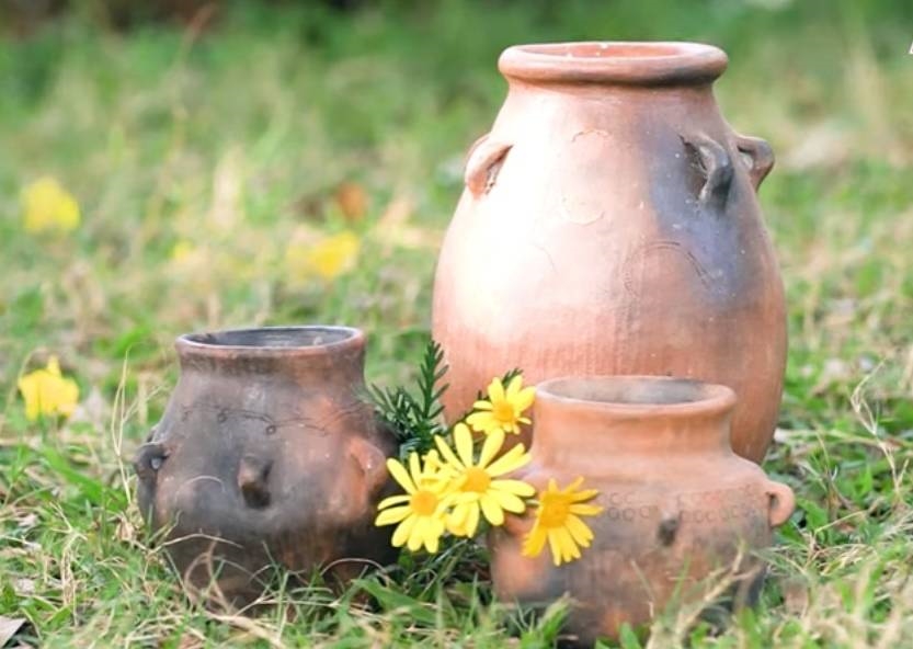 Đôi bàn tay tỉ mỉ, khéo léo của người Chu ru tạo nên những sản phẩm gốm khác biệt.