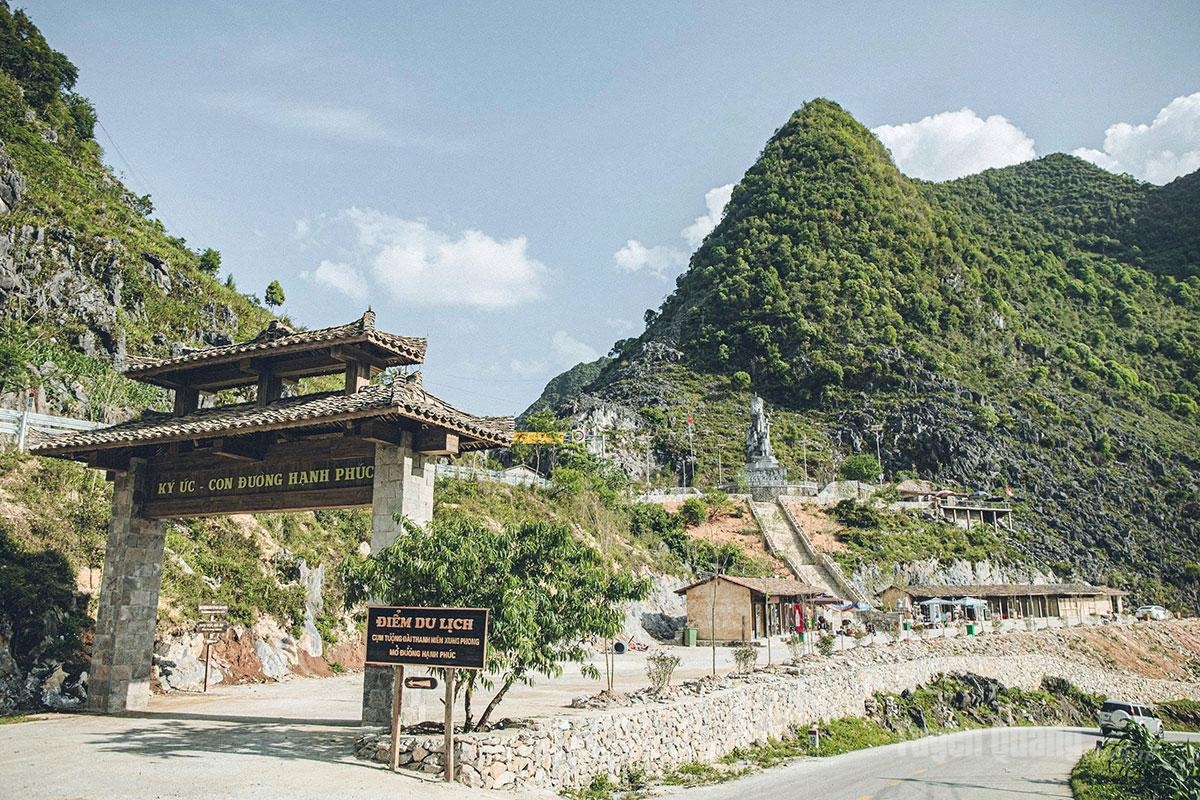 Điểm du lịch tượng đài thanh niên xung phong mở đường Hạnh Phúc tại thôn Séo Sả Lủng, xã Đồng Văn. Ảnh: baotuyenquang.com.vn