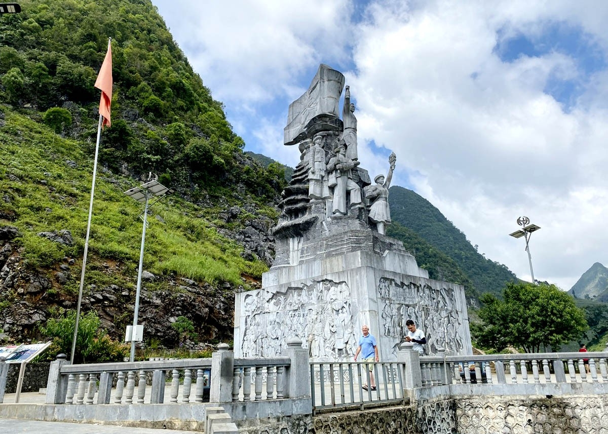 Tượng đài thanh niên xung phong mở đường Hạnh Phúc ở xã Đồng Văn, tỉnh Tuyên Quang
