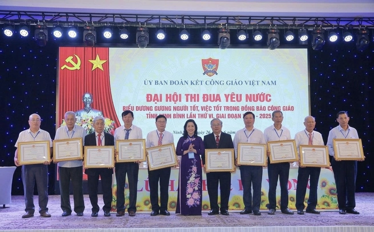 Các tập thể nhận Bằng khen của UBND tỉnh vì có thành tích xuất sắc trong thực hiện phong trào thi đua người Công giáo Việt Nam xây dựng và bảo vệ Tổ quốc giai đoạn 2020-2025