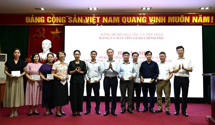 Lãnh đạo Ban tặng quà cho các công chức và người lao động có thân nhân là thương binh, liệt sĩ
