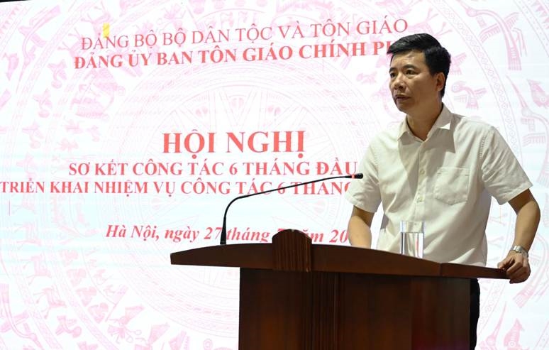 Ông Nguyễn Tiến Trọng, Ủy viên Ban Thường vụ Đảng ủy, Phó Trưởng ban Ban Tôn giáo Chính phủ báo cáo tình hình công tác quản lý nhà nước về tín ngưỡng, tôn giáo 6 tháng đầu năm 2026, phương hướng nhiệm vụ 6 tháng cuối năm 2026