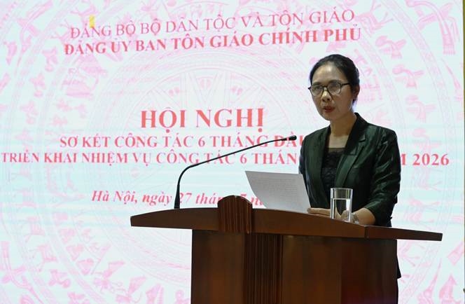 Bà Trần Thị Minh Nga, Phó Bí thư Đảng ủy, Phó Trưởng ban Ban Tôn giáo Chính phủ báo cáo kết quả công tác Đảng 6 tháng đầu năm 2026, phương hướng nhiệm vụ công tác 6 tháng cuối năm 2026