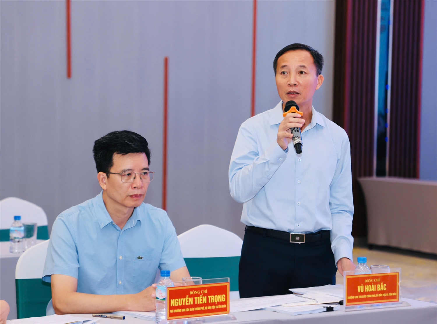Trưởng Ban Tôn giáo Chính phủ Vũ Hoài Bắc trao đổi tại Hội thảo
