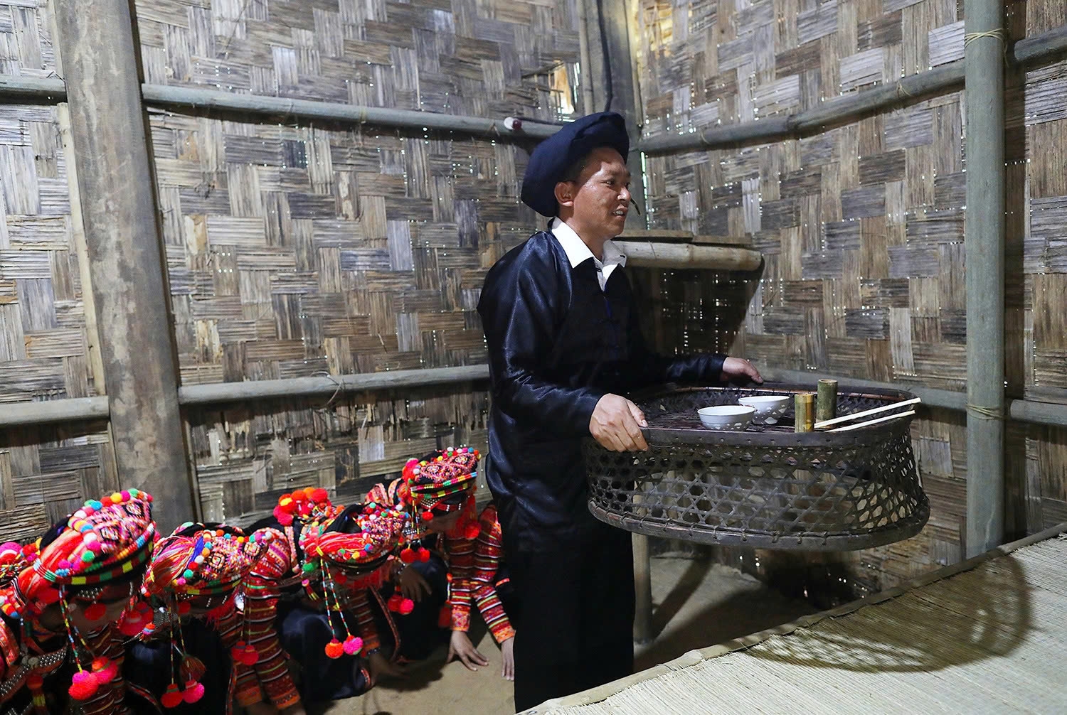 Người đóng vai trò chủ lễ phải là chủ nhà (bố, mẹ), hoặc là nhân tố quan trọng trong cộng đồng (già làng, trưởng bản, trưởng dòng họ)