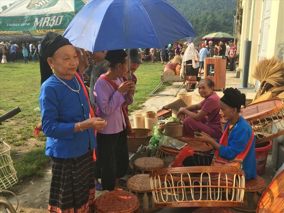 Nhiều quầy hàng bày bán các sản phẩm nông sản, nhu yếu phẩm, sản phẩm thủ công mỹ nghệ của đồng bào dân tộc Thái và Đan Lai như váy, áo thổ cẩm, cá suối, măng rừng, cơm lam...