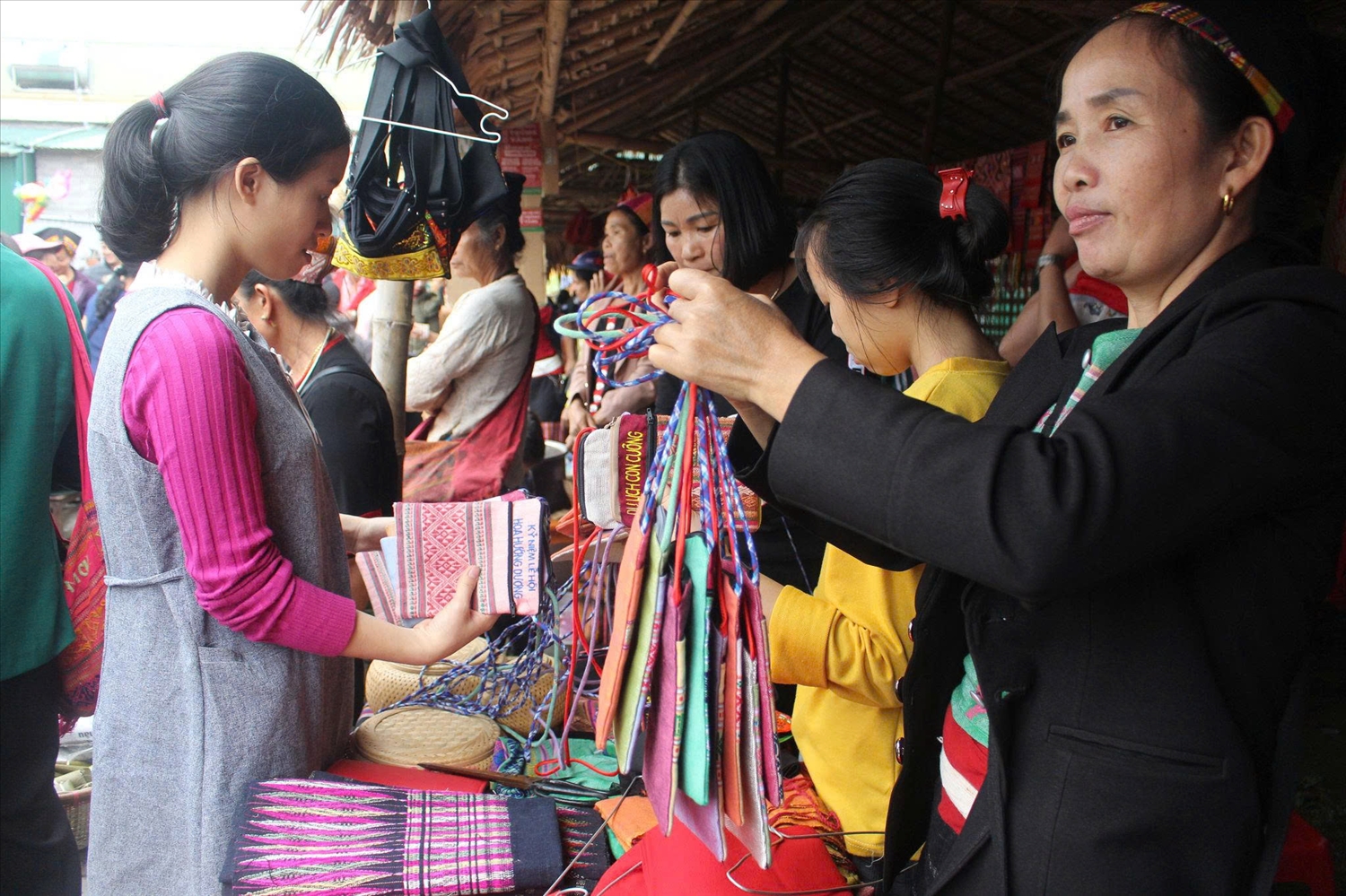 Chợ phiên Mường Quạ (xã Môn Sơn, Nghệ An) không chỉ là nơi trao đổi hàng hóa mà còn là không gian văn hóa đặc sắc, lưu giữ đậm nét bản sắc truyền thống của đồng bào các dân tộc vùng cao