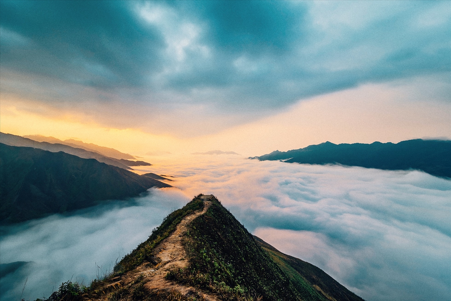 Biển mây tại “sống lưng khủng long”.
