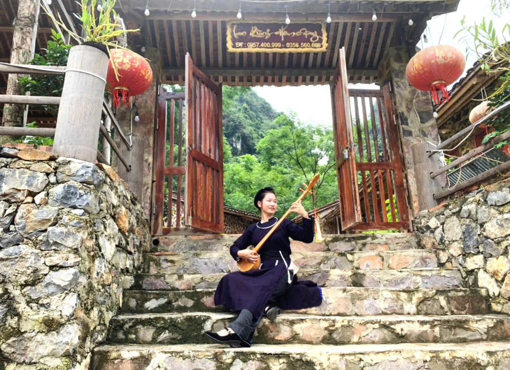 Thông qua những khúc hát, những câu hát triết lý trong Then tác động mạnh mẽ đến các mặt: Văn, thể, mỹ, đức, trí… góp phần giáo dục hoàn thiện nhân cách sống, nâng cao trí tuệ và mối quan hệ xã hội mà người Tày vẫn luôn được giữ gìn, xây dựng và phát triển bản sắc văn hoá dân tộc