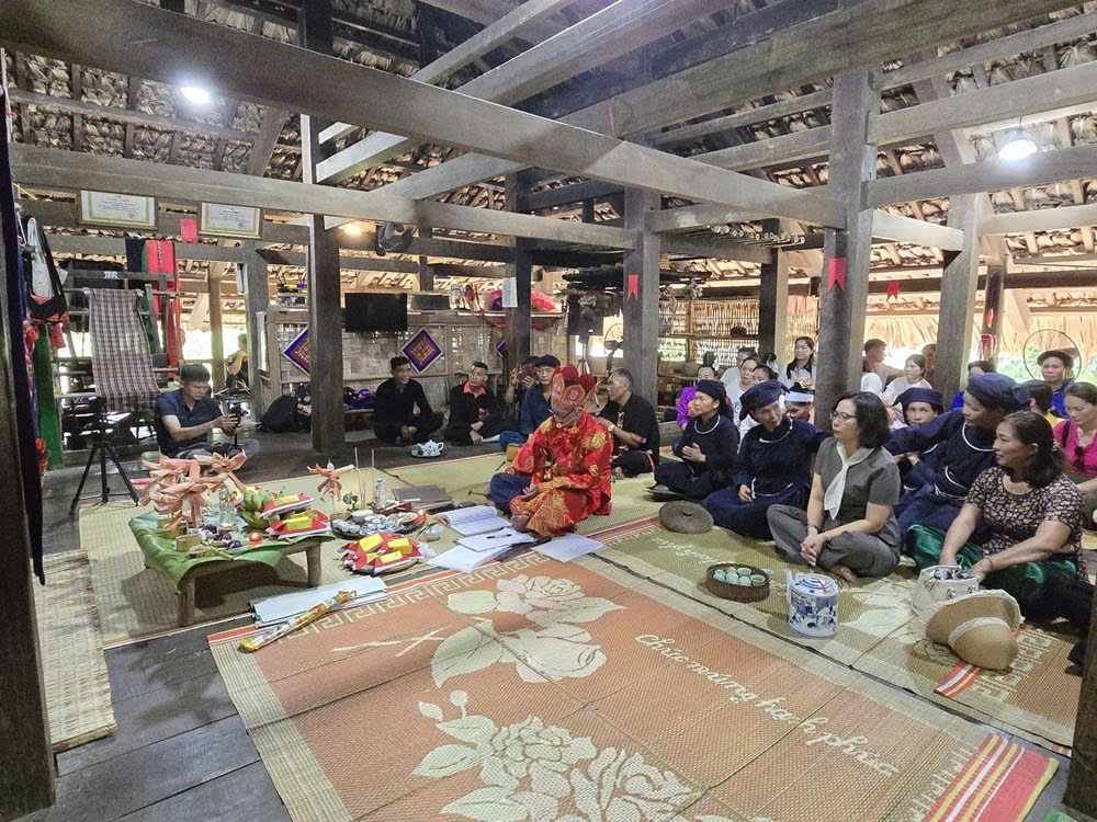 Trong thế giới quan và nhân sinh quan phong phú của đồng bào dân tộc Tày, bàn thờ gia tiên luôn được định vị là không gian linh thiêng bậc nhất, nơi kết nối vô hình nhưng bền chặt giữa con cháu đang sống và thế hệ Tổ tiên đã khuất. Đây chính là biểu tượng tinh thần cao đẹp thể hiện trọn vẹn đạo lý “uống nước nhớ nguồn”