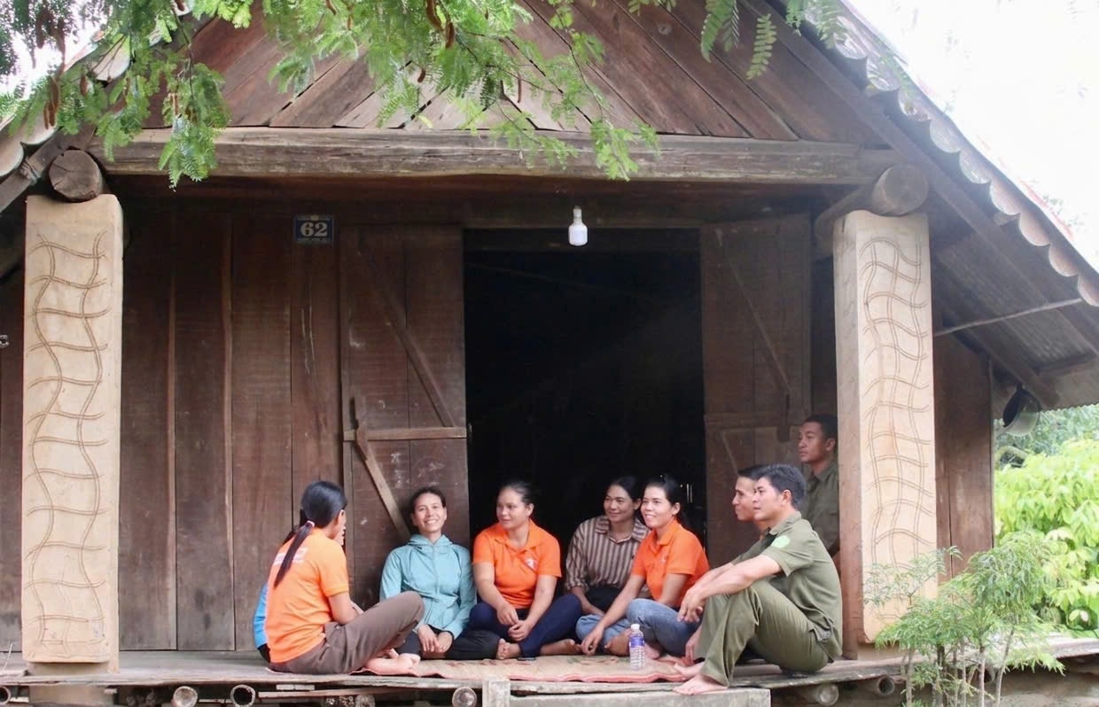 Tuyên truyền viên thôn Yang Lá 2, xã Đắk Liêng đến từng nhà dân tuyên truyền phố biến kiến thức pháp luật về tảo hôn