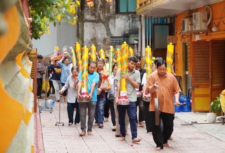 Phật tử nhiễu đèn hạ