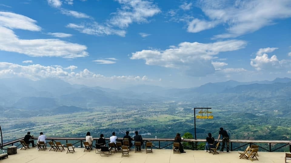Lau Camping Phình Hồ là địa điểm cắm trại hấp dẫn để săn mây và dã ngoại