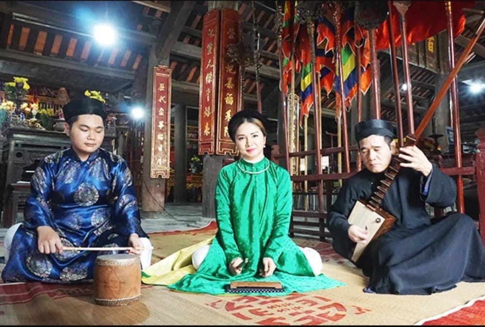 Phần hội đình diễn ra sôi động gồm các hoạt động nghệ thuật dân gian như: hát chèo, hát quan họ, biểu diễn ca trù, múa Sênh Tiền