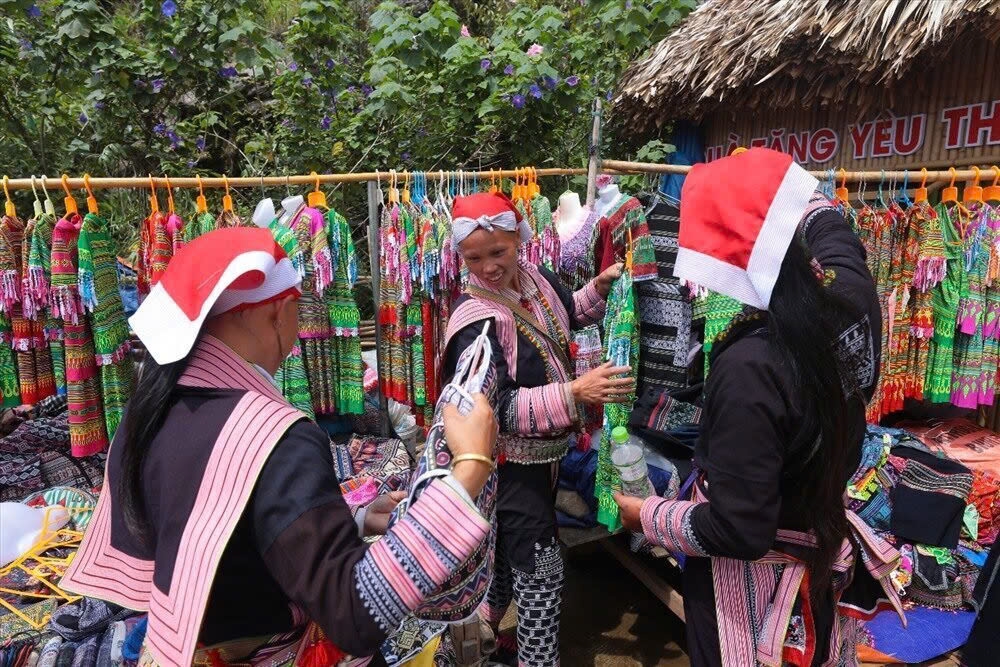 Du khách khám phá nghề dệt thổ cẩm và không gian văn hóa truyền thống của đồng bào vùng cao tại Bản Mây, Sa Pa