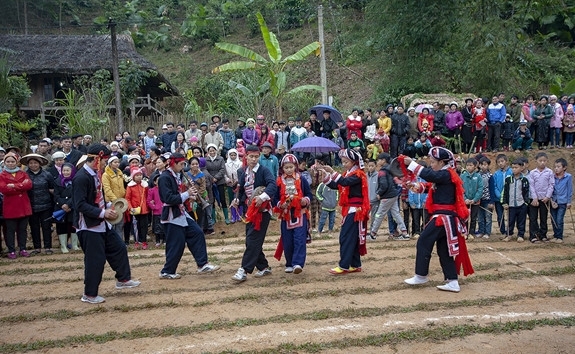 Nghi lễ cầu mùa được người Dao đỏ tổ chức ngay trên thửa ruộng