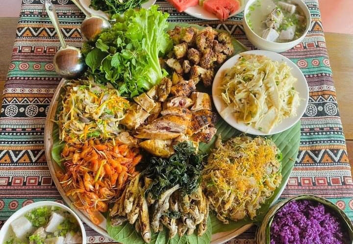 Du khách nghỉ chân ở các homestay và thưởng thức ẩm thực xứ Mường
