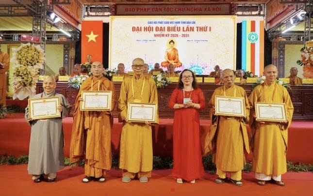 Chư tôn giáo phẩm nhận Bằng khen của UBND tỉnh Đắk Lắk