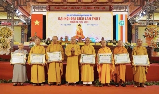 Hòa thượng Thích Huệ Thông trao Bằng tuyên dương công đức của Trung ương Giáo hội