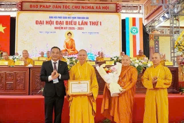 Chư tôn đức nhận Bằng khen của UBND tỉnh Đắk Lắk
