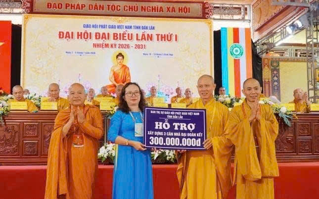 Tân Ban Trị sự Giáo hội Phật giáo Việt Nam tỉnh trao 300 triệu đồng hỗ trợ xây dựng nhà Đại đoàn kết
