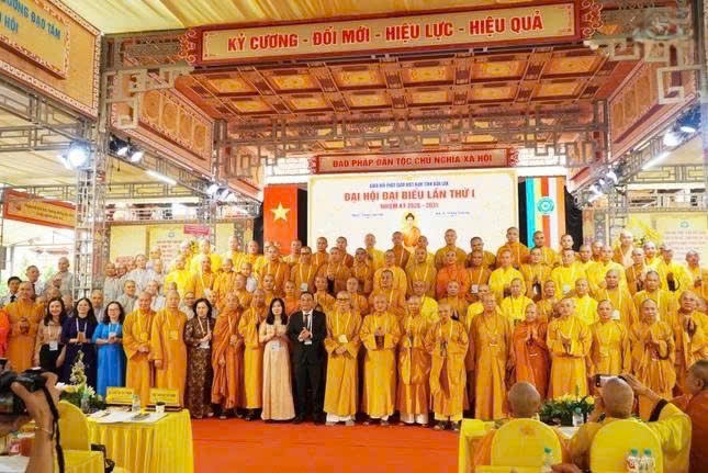 Tân Ban Trị sự Giáo hội Phật giáo Việt Nam tỉnh Đắk Lắk lưu niệm cùng các đại biểu tham dự Đại hội