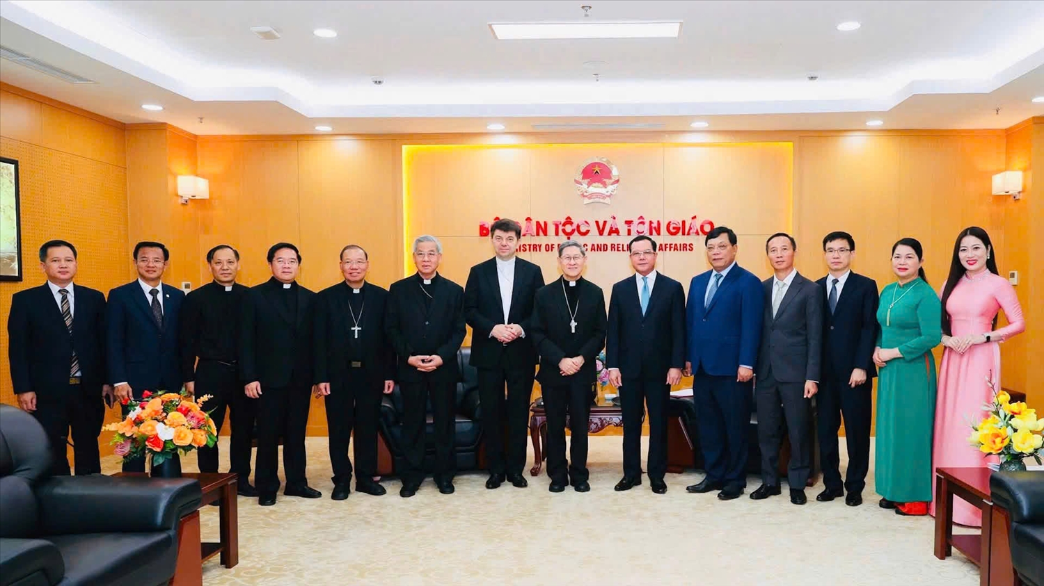 Hai bên cùng chụp ảnh lưu niệm