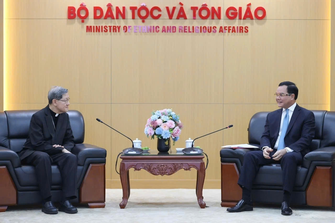 Bộ trưởng Bộ Dân tộc và Tôn giáo Nguyễn Đình Khang tiếp Hồng y Luis Antonio G. Tagle - Đặc sứ của Giáo hoàng Lêô XIV
