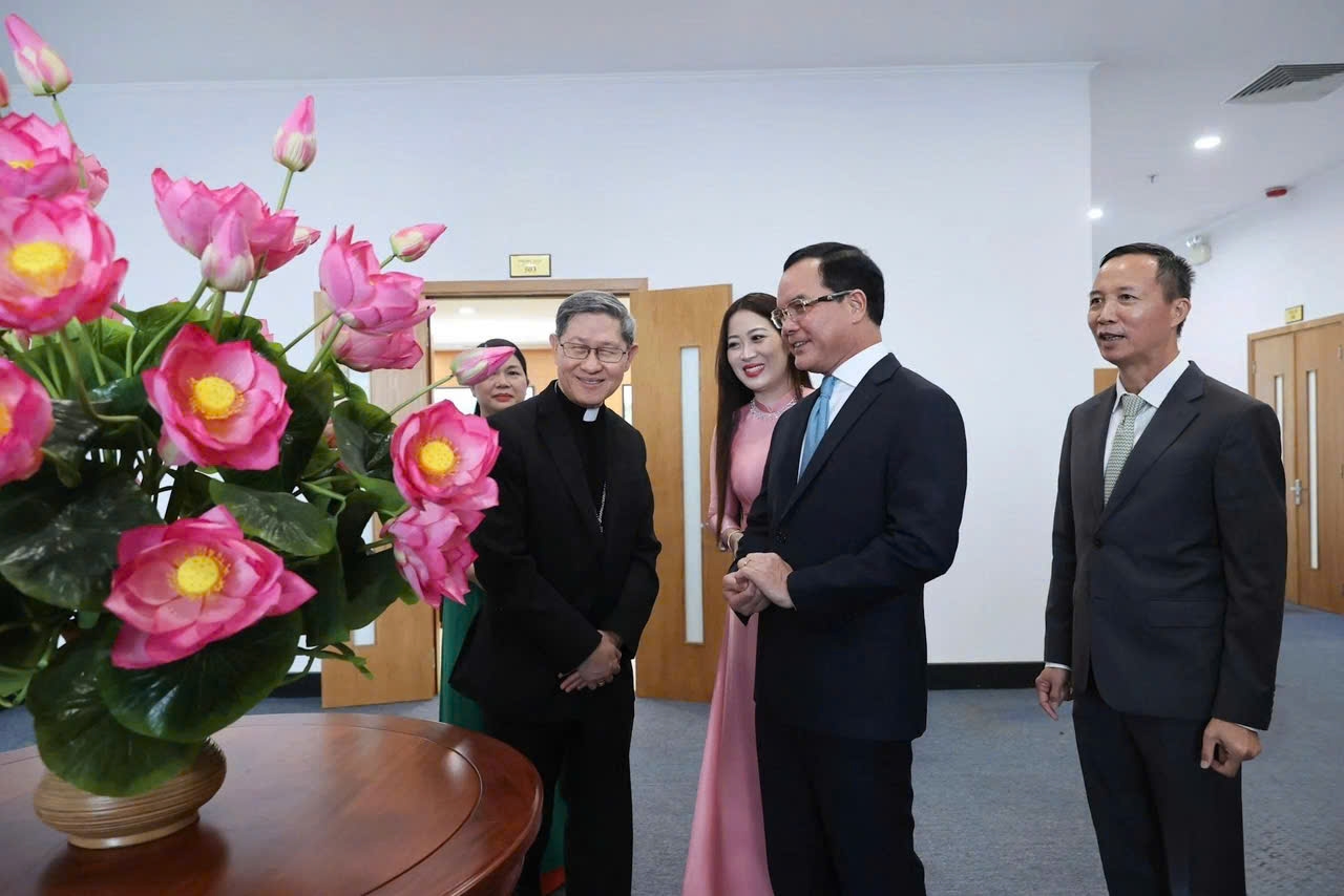 Bộ trưởng Nguyễn Đình Khang giới thiệu với Hồng y Luis Antonio Gokim Tagle về hoa sen và ý nghĩa của hoa sen trong đời sống tinh thần của người dân Việt Nam
