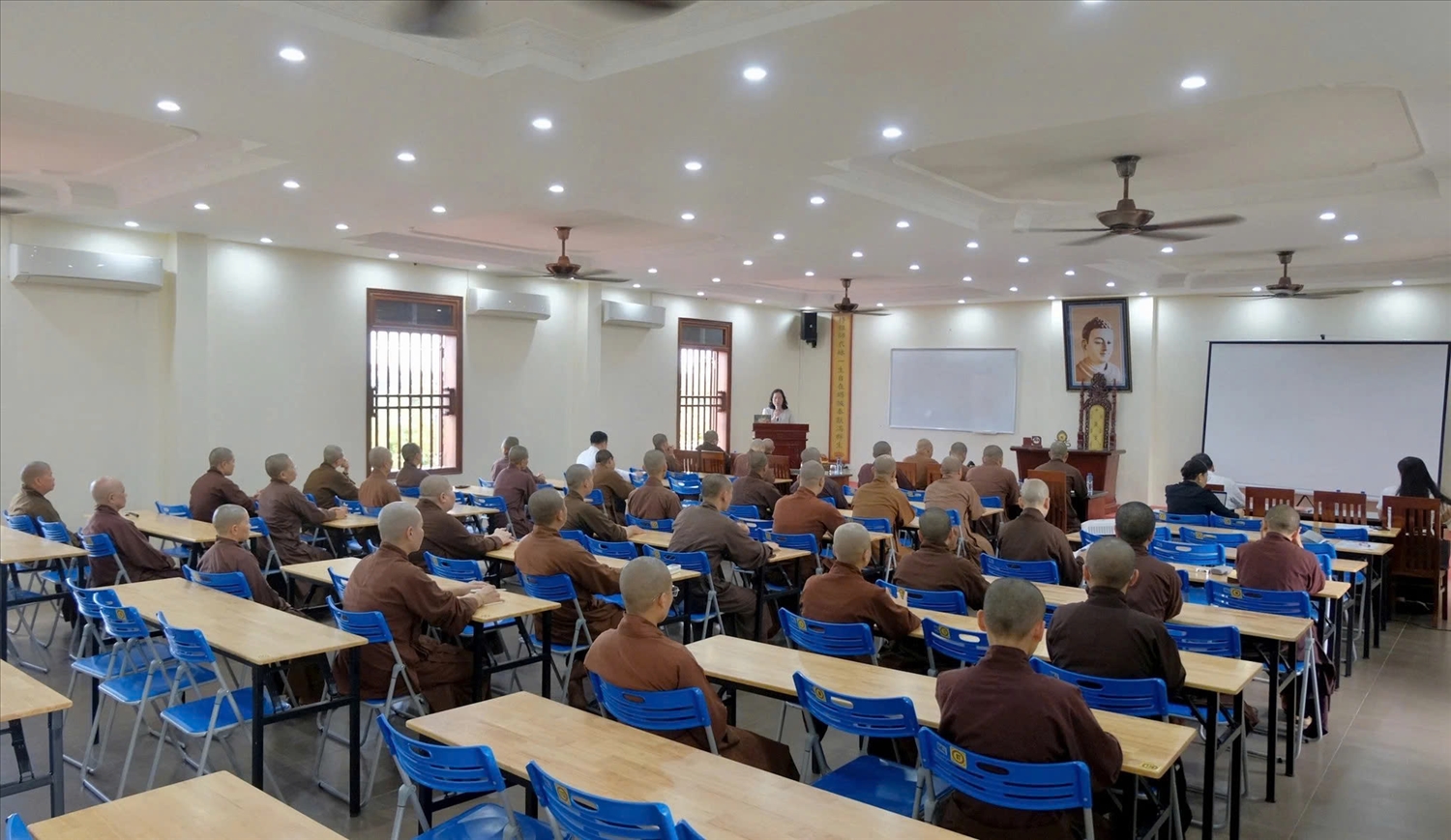 Chư tôn đức tăng, ni tham dự lớp tuyên truyền, phổ biến các quy định pháp luật về tín ngưỡng, tôn giáo tại Trường hạ chùa Vạn Phúc (xã Sóc Sơn, Hà Nội)