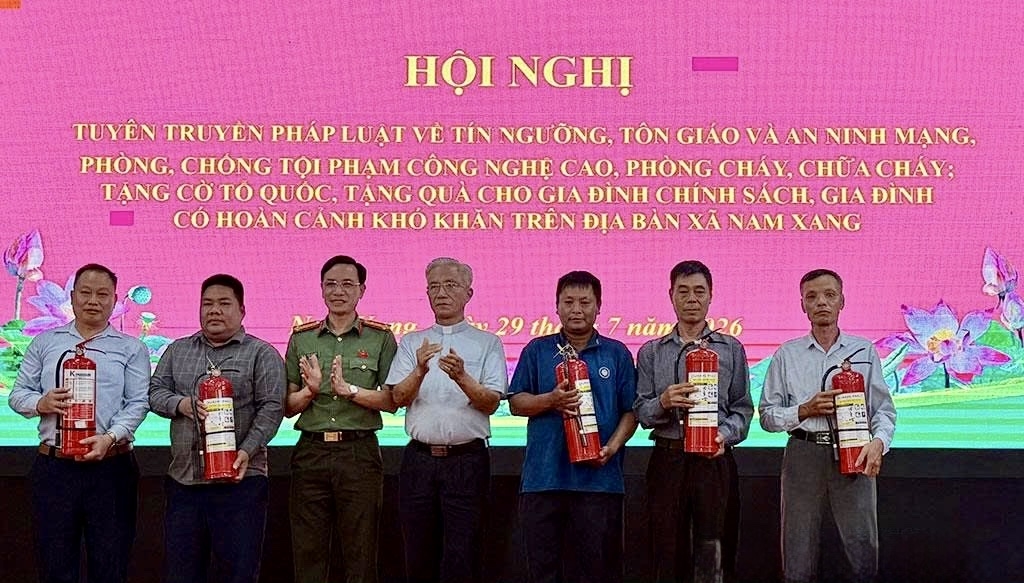 Lãnh đạo Công an tỉnh Ninh Bình trao tặng bình chữa cháy cho cộng đoàn Công giáo Hội Động nhằm nâng cao điều kiện bảo đảm an toàn phòng cháy, chữa cháy tại cơ sở tôn giáo