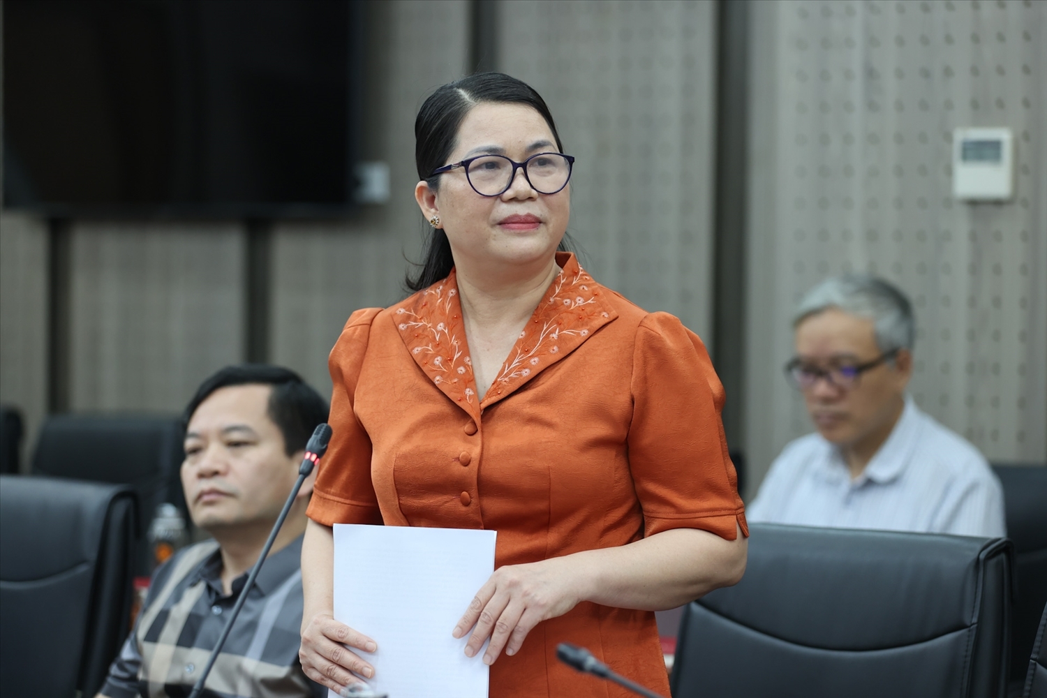 Lãnh đạo các Vụ, đơn vị tham gia ý kiến tại cuộc họp