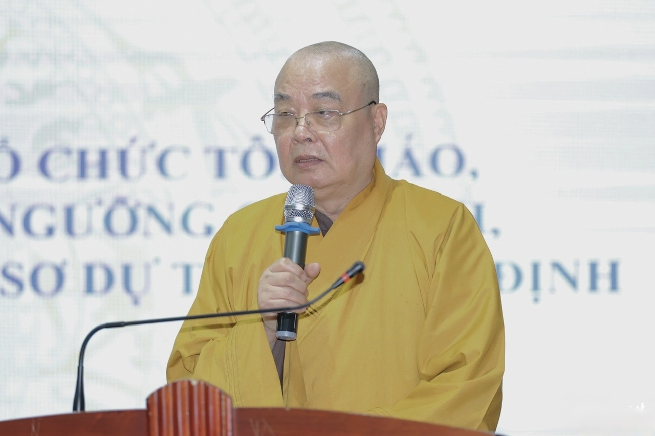 Hòa thượng Thích Thanh Nhiễu, Ủy viên Hội đồng Chứng minh, Phó Chủ tịch Thường trực Hội đồng Trị sự Giáo hội Phật giáo Việt Nam phát biểu tại Hội thảo