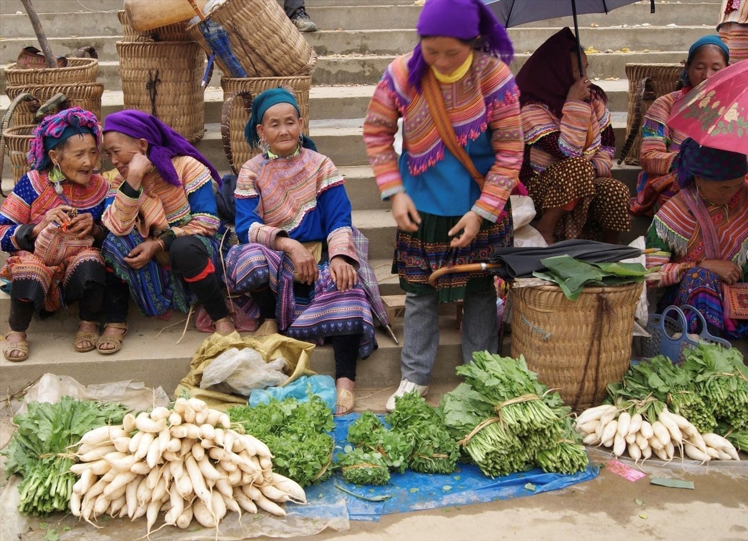 Đến chợ phiên Bắc Hà (xã Bắc Hà, tỉnh Lào Cai), du khách được hòa mình vào với những nét tinh túy, đặc sắc riêng có của bản sắc văn hóa truyền thống của đồng bào các dân tộc thiểu số nơi đây. Điều đặc biệt thổi hồn vào phiên chợ nơi này đó là văn hóa phong tục tập quán của đồng bào dân tộc sống tại nơi biên viễn của Tổ quốc