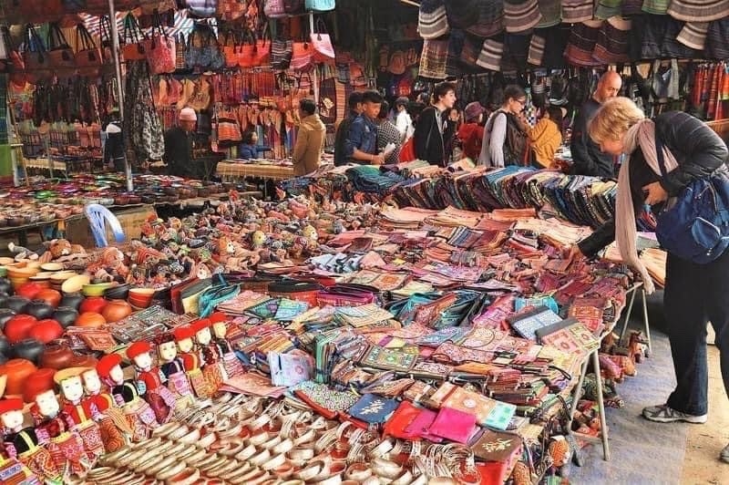 Những khách tham quan miền xuôi đến chwoj phiên Bắc Hà (xã Bắc Hà, tỉnh Lào Cai), đặc biệt là du khách nước ngoài ai cũng đều rất thích thú và muốn được hòa mình khám phá, trải nghiệm những nét đặc sắc, hấp dẫn về cuộc sống, phong tục của người dân nơi đây 