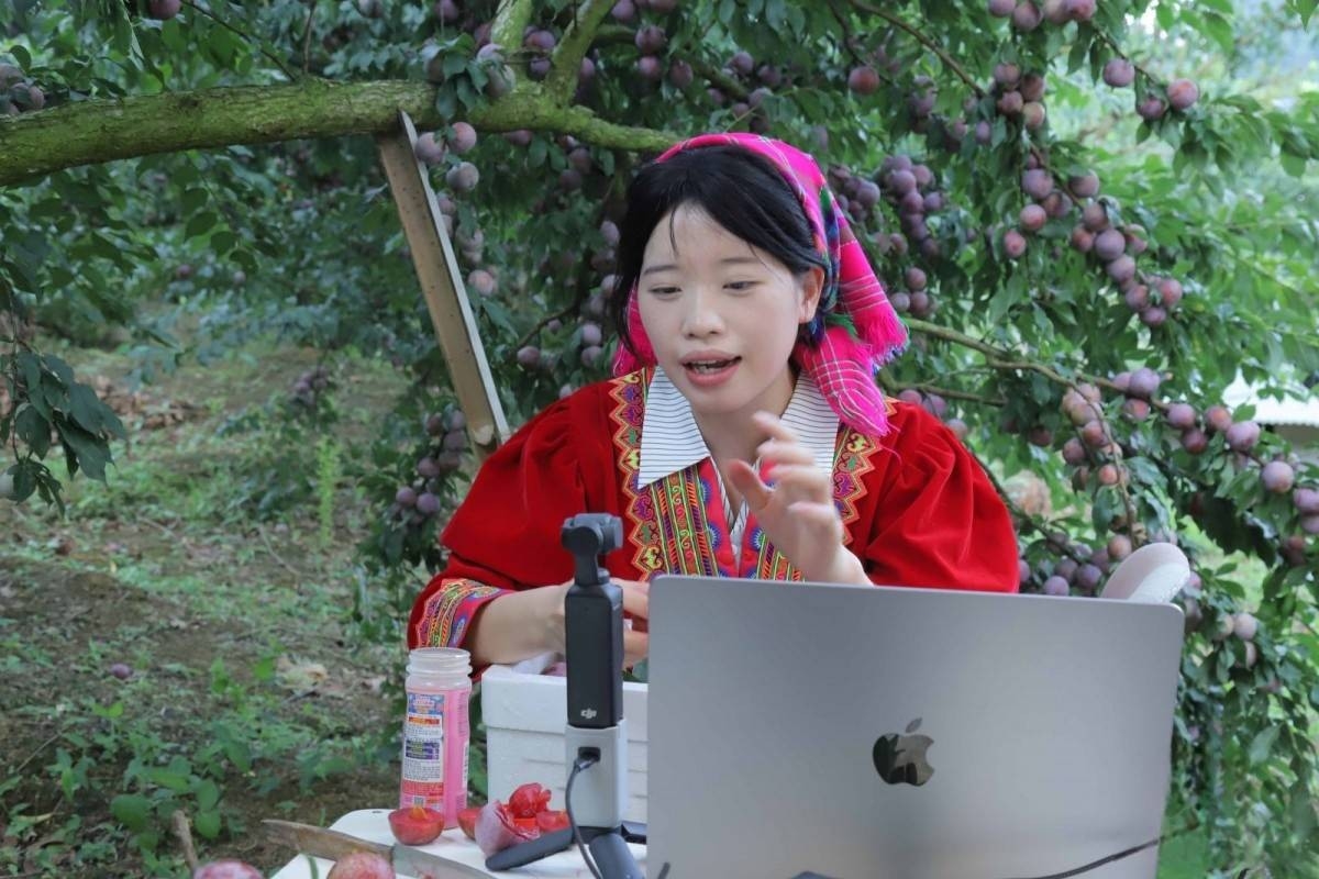 Ở nhiều bản làng vùng cao, miền núi, hình ảnh thanh niên dân tộc thiểu số sử dụng điện thoại thông minh, máy tính kết nối Internet để phát trực tiếp giới thiệu nông sản, bán sản phẩm trên sàn thương mại điện tử…