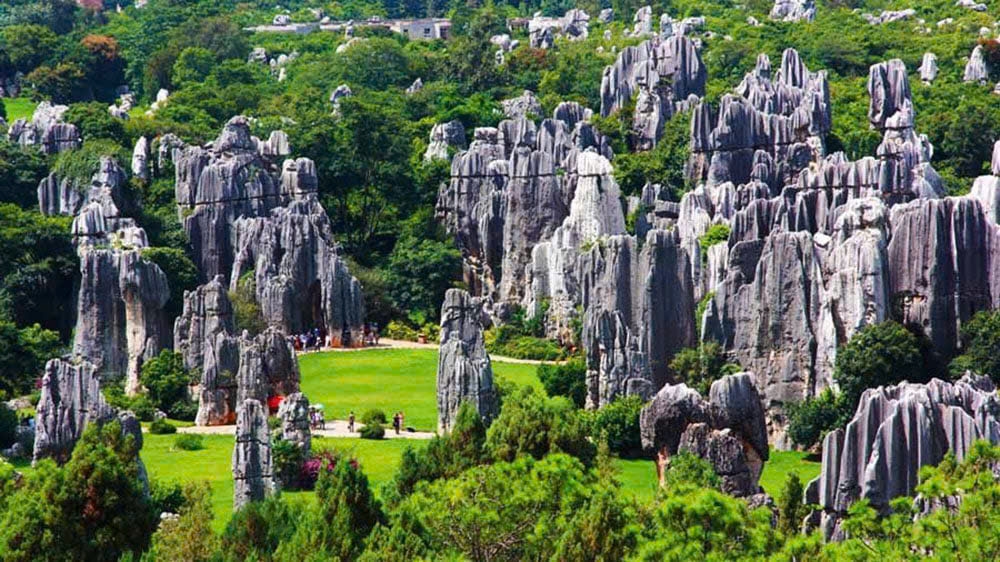 Mang tên gọi là núi Hàm Rồng (ngọn núi đẹp nhất dã Hoàng Liên Sơn) bởi nơi đây có hình dạng giống như một con rồng thiêng đang chuẩn bị bay lên