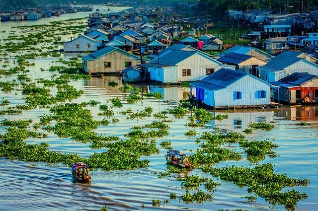 Mùa nước nổi miền Tây là hiện tượng tự nhiên thời gian nước đổ về nhiều nhất rơi vào tầm tháng 7 và tháng 8 âm lịch, nếu tính vào lịch dương mùa nước nổi bắt đầu vào khoảng cuối tháng 9 cho đến tháng 12 thì rút nước