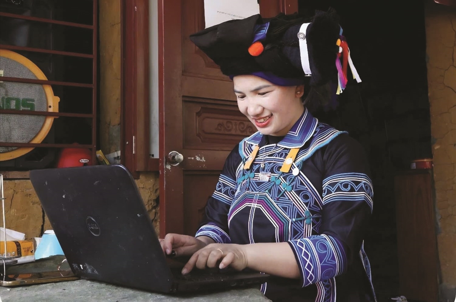 Ha Nhi women seek information on the internet