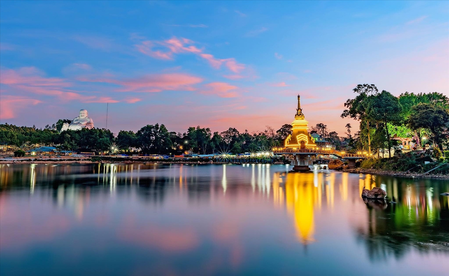 Thiên Cấm Sơn lung linh khi lên đèn