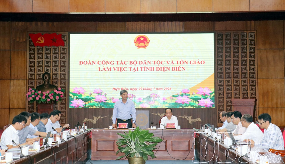 Thứ trưởng Bộ Dân tộc và Tôn giáo Y Vinh Tơr phát biểu tại buổi làm việc với UBND tỉnh Điện Biên