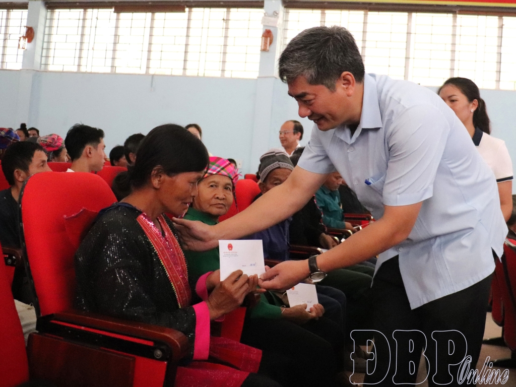 Thứ trưởng Bộ Dân tộc và Tôn giáo Y Vinh Tơr trao quà cho hộ nghèo trên địa bàn xã Tủa Chùa, tỉnh Điện Biên