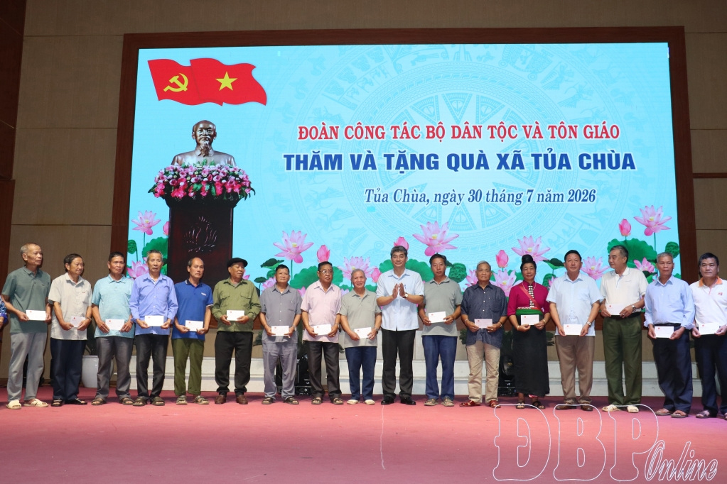 Thứ trưởng Bộ Dân tộc và Tôn giáo Y Vinh Tơr trao quà cho Người có uy tín trên địa bàn xã Tủa Chùa, tỉnh Điện Biên