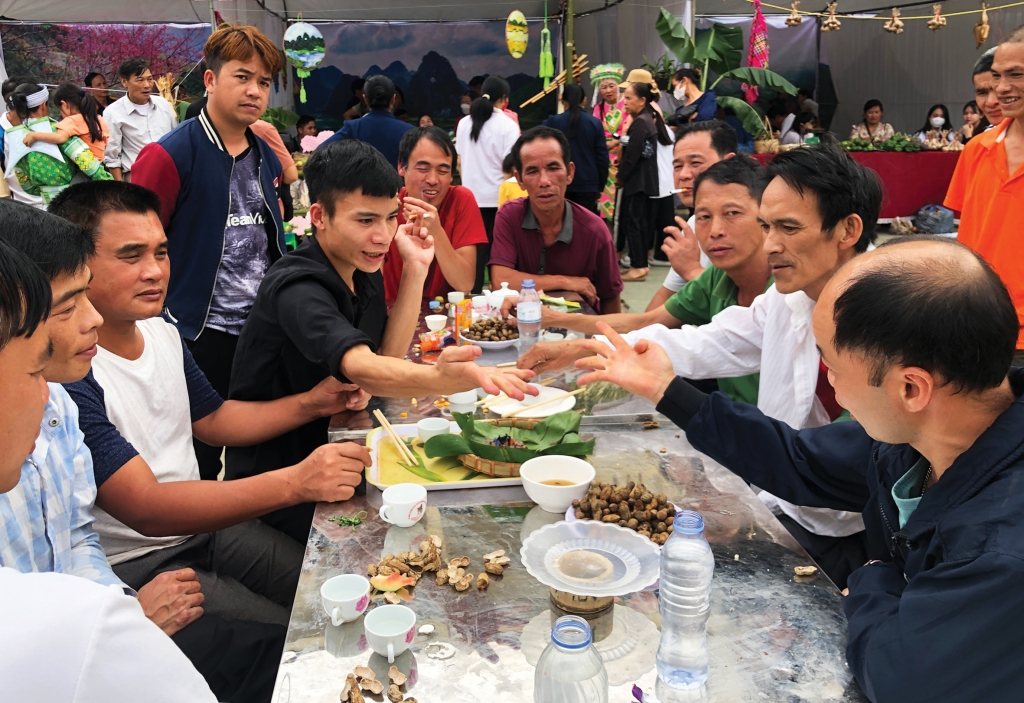 Trò chơi Lày cỏ thường diễn ra ngay bên mâm cỗ để níu kéo thời gian mọi người bên nhau nhiều hơn