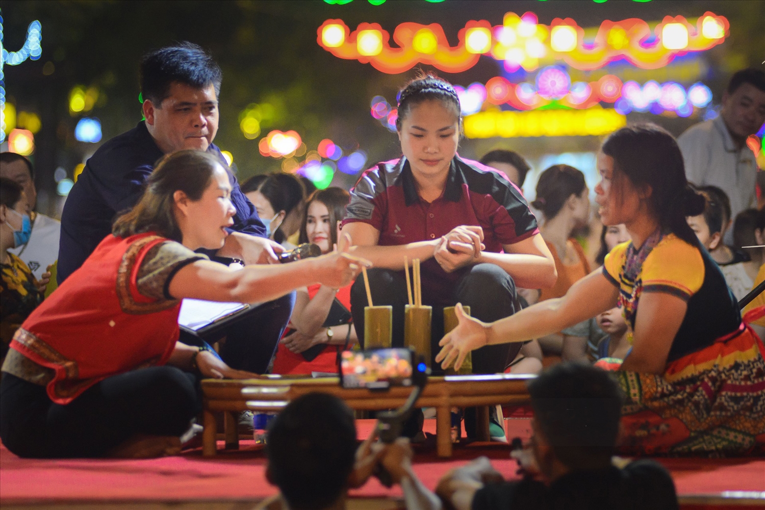Lày cỏ không phân biệt tuổi tác, giới tính. Ai cũng có thể tham gia tranh tài