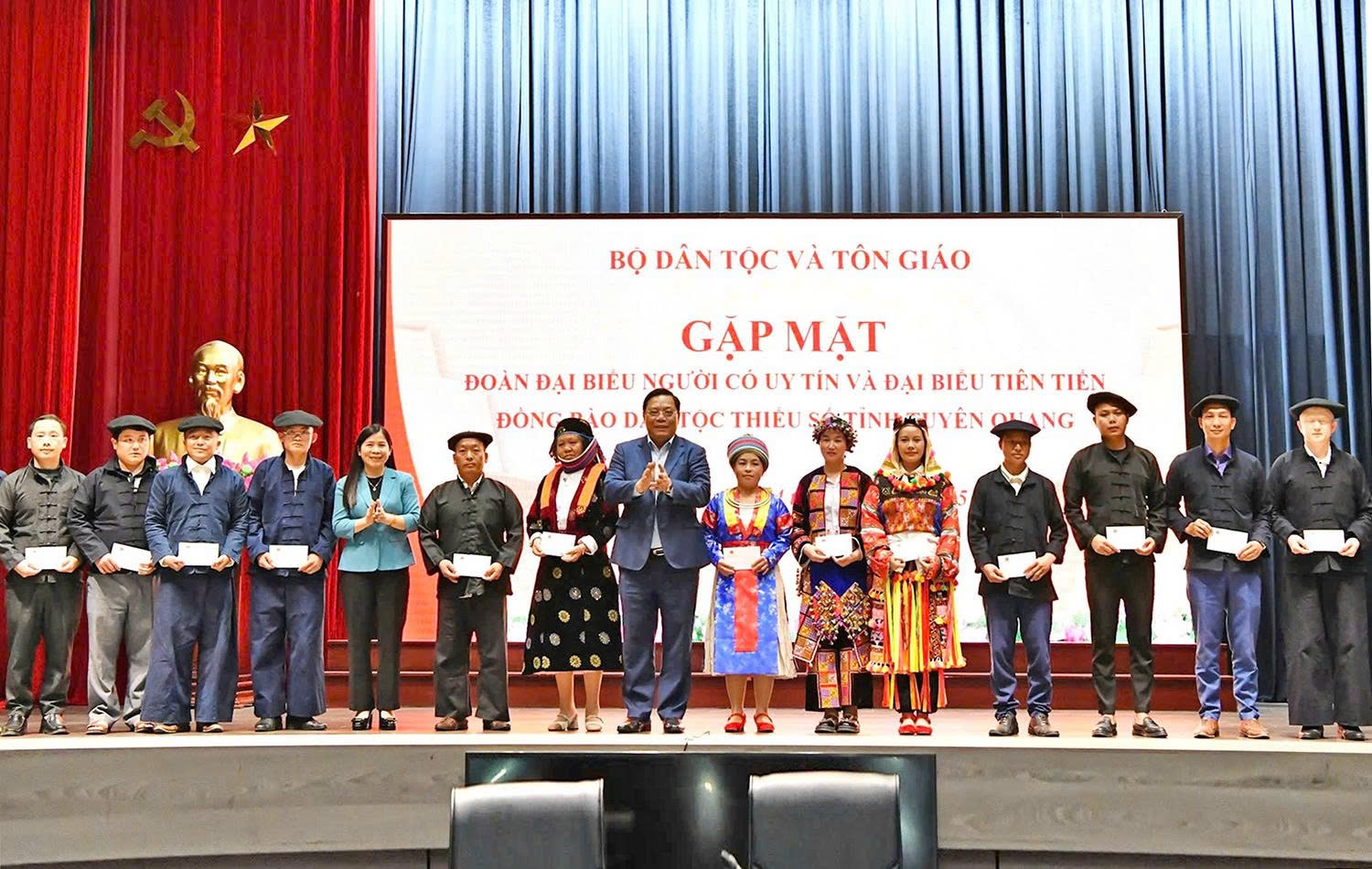 Thứ trưởng Bộ Dân tộc và Tôn giáo Nguyễn Hải Trung gặp mặt, tặng quà người có uy tín tiêu biểu và các điển hình tiên tiến của tỉnh Tuyên Quang nhân dịp đoàn về thăm Bộ (tháng 12/2025)