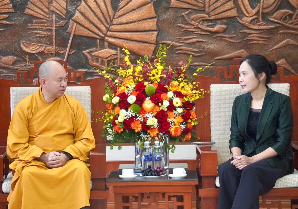 Hòa thượng Thích Đức Thiện và Phó Trưởng ban Ban Tôn giáo Chính phủ Trần Thị Minh Nga
